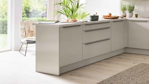 Einbauküche WERT KÜCHE® aus Holz in Grau WERT KÜCHE® Linda mit AEG Einbaugeräten Kieselgrau & Eiche Rillenoptik - Stellfläche ca. 285 x 365 cm