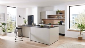 Einbauküche WERT KÜCHE® aus Holz in Hellgrau WERT KÜCHE® Mattea mit Side by Side Kühl-Gefrierkombi Kieselgrau & Wildeiche - zweiteilig