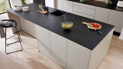 Einbauküche WERT KÜCHE® aus Holz in Grau WERT KÜCHE® Mattea mit Side by Side Kühl-Gefrierkombi Kieselgrau & Wildeiche - zweizeilig