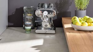 Einbauküche WERT KÜCHE® aus Holz in Grau WERT KÜCHE® Ella mit Miele Einbaugeräten quarzgrauer Beton - zweizeilig