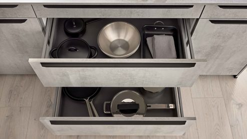 Einbauküche WERT KÜCHE® aus Holz in Grau WERT KÜCHE® Ella mit Miele Einbaugeräten quarzgrauer Beton - zweizeilig