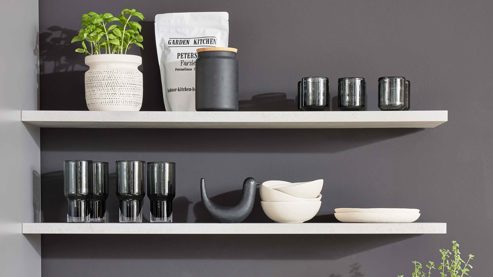 Einbauküche WERT KÜCHE® aus Holz in Grau WERT KÜCHE® Ella mit Miele Einbaugeräten quarzgrauer Beton - zweizeilig