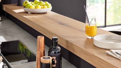 Einbauküche WERT KÜCHE® aus Holz in Grau WERT KÜCHE® Ella mit Miele Einbaugeräten quarzgrauer Beton - zweizeilig