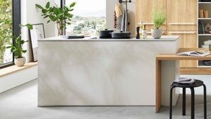 Einbauküche WERT KÜCHE® aus Holz in Beige WERT KÜCHE® Mattea mit zwei Kücheninseln Muschelweiß & Aurora Eiche - zweizeilig