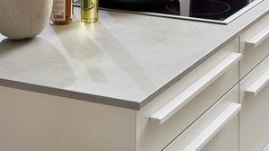 Einbauküche WERT KÜCHE® aus Holz in Beige WERT KÜCHE® Mattea mit zwei Kücheninseln Muschelweiß & Aurora Eiche - zweizeilig