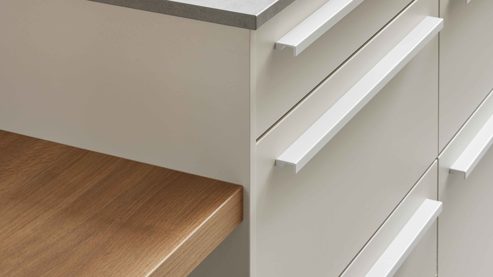 Einbauküche WERT KÜCHE® aus Holz in Beige WERT KÜCHE® Mattea mit zwei Kücheninseln Muschelweiß & Aurora Eiche - zweizeilig