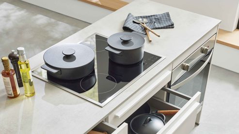 Einbauküche WERT KÜCHE® aus Holz in Beige WERT KÜCHE® Ulrika mit zwei Kücheninseln Muschelweiß & Aurora Eiche - zweizeilig