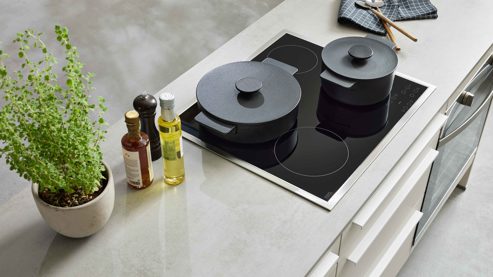 Einbauküche WERT KÜCHE® aus Holz in Beige WERT KÜCHE® Mattea mit zwei Kücheninseln Muschelweiß & Aurora Eiche - zweizeilig