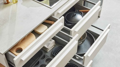 Einbauküche WERT KÜCHE® aus Holz in Beige WERT KÜCHE® Mattea mit zwei Kücheninseln Muschelweiß & Aurora Eiche - zweizeilig