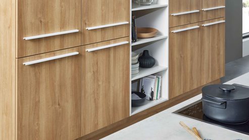 Einbauküche WERT KÜCHE® aus Holz in Beige WERT KÜCHE® Mattea mit zwei Kücheninseln Muschelweiß & Aurora Eiche - zweizeilig