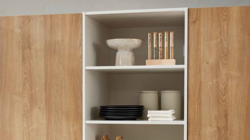 Einbauküche WERT KÜCHE® aus Holz in Beige WERT KÜCHE® Ulrika mit zwei Kücheninseln Muschelweiß & Aurora Eiche - zweizeilig