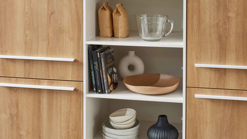 Einbauküche WERT KÜCHE® aus Holz in Beige WERT KÜCHE® Ulrika mit zwei Kücheninseln Muschelweiß & Aurora Eiche - zweizeilig