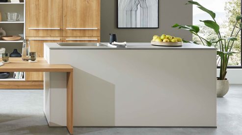 Einbauküche WERT KÜCHE® aus Holz in Beige WERT KÜCHE® Mattea mit zwei Kücheninseln Muschelweiß & Aurora Eiche - zweizeilig