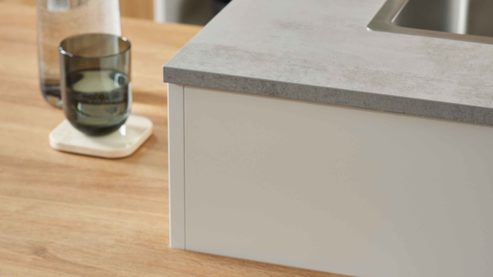 Einbauküche WERT KÜCHE® aus Holz in Beige WERT KÜCHE® Mattea mit zwei Kücheninseln Muschelweiß & Aurora Eiche - zweizeilig