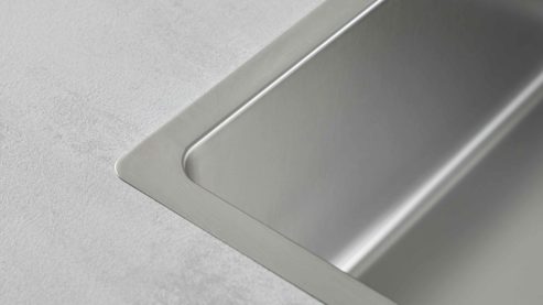 Einbauküche WERT KÜCHE® aus Holz in Beige WERT KÜCHE® Mattea mit zwei Kücheninseln Muschelweiß & Aurora Eiche - zweizeilig