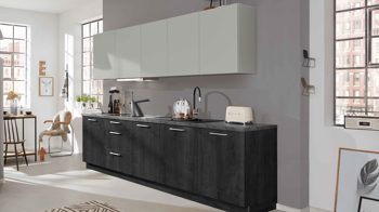 Einbauküche Interliving aus Holz in Hellgrau Interliving Küche Serie 3049 mit AEG Einbaugeräten Platingrau & Eiche Nero – zweizeilig