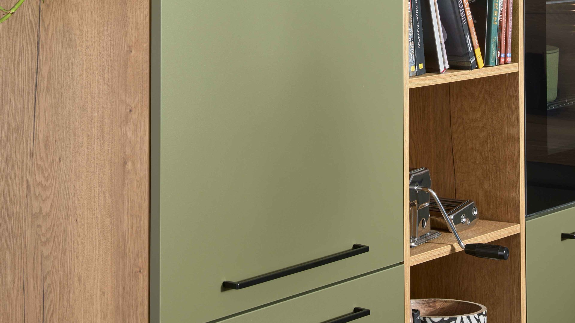 Einbauküche Interliving aus Holz in Grün Interliving Küche Serie 3065 mit SIEMENS-Einbaugeräten Olive & Eiche Ventura – Stellfläche ca. 350 x 278 cm