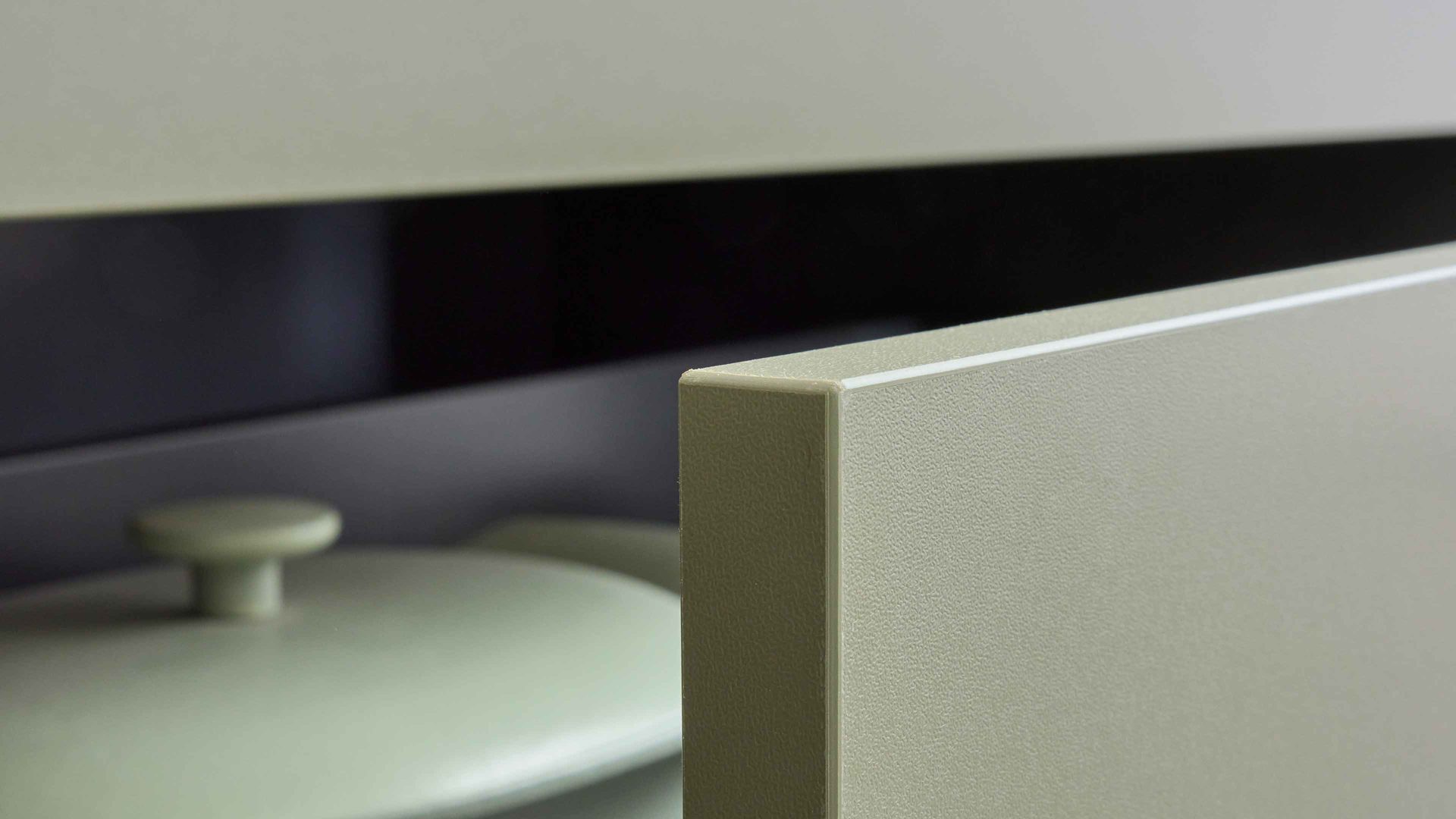 Einbauküche Interliving aus Holz in Grün Interliving Küche Serie 3065 mit SIEMENS-Einbaugeräten Olive & Eiche Ventura – Stellfläche ca. 350 x 278 cm