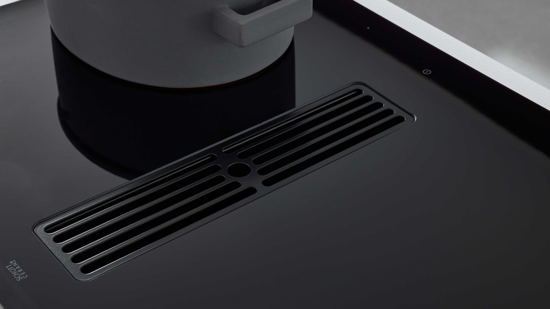 Einbauküche Interliving aus Holz in Weiß Interliving Küche Serie 3066 mit AEG-Einbaugeräten Hochglanz Weiß – zweizeilig