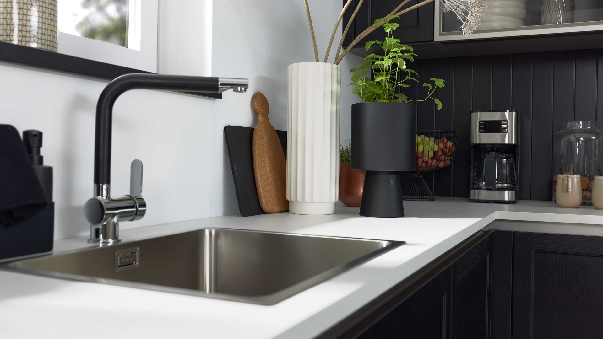 Einbauküche Interliving aus Holz in Schwarz Interliving Küche Serie 3067 mit AEG Einbaugeräten schwarze Esche – zweizeilig