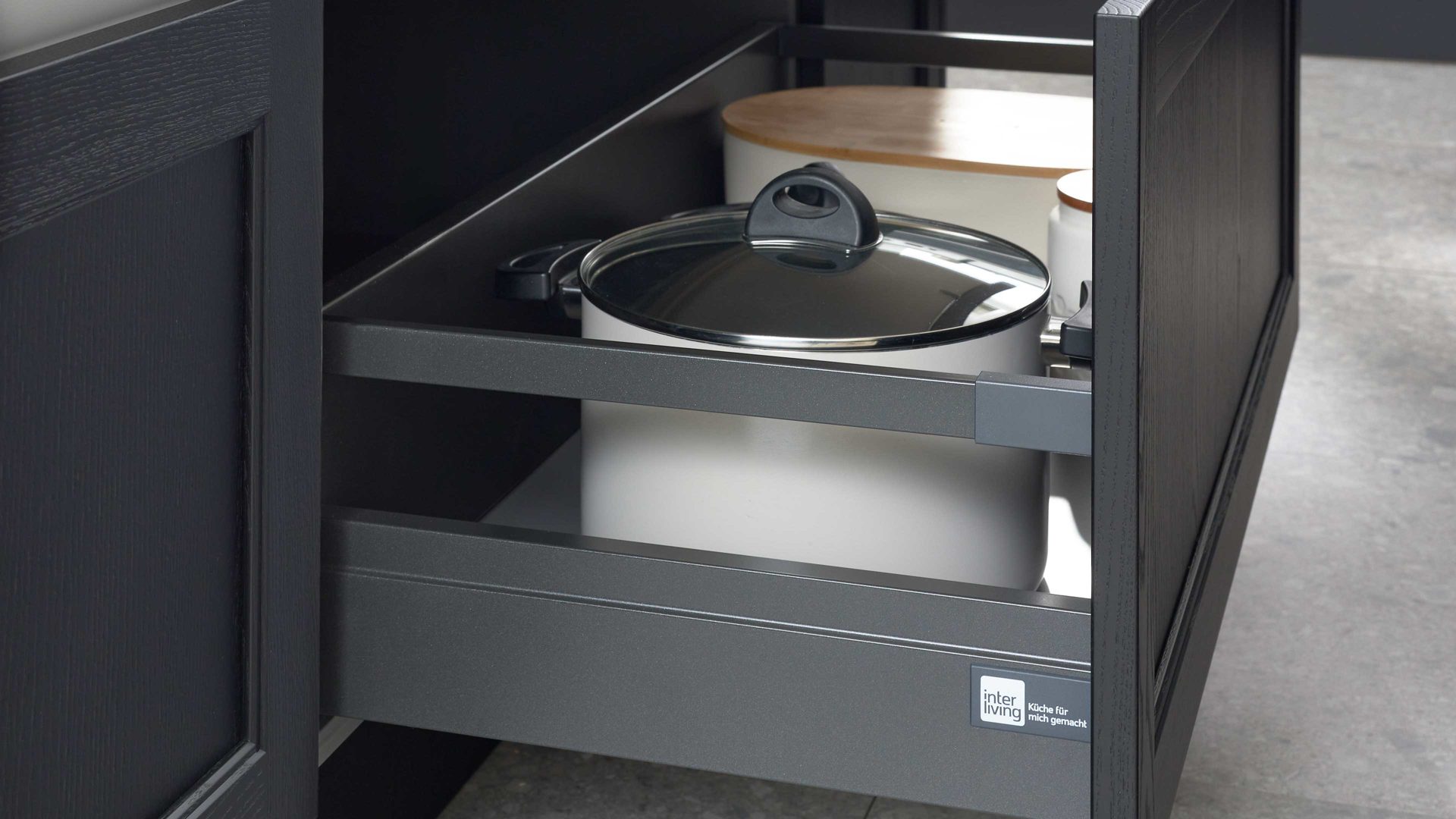 Einbauküche Interliving aus Holz in Schwarz Interliving Küche Serie 3067 mit AEG Einbaugeräten schwarze Esche – zweizeilig