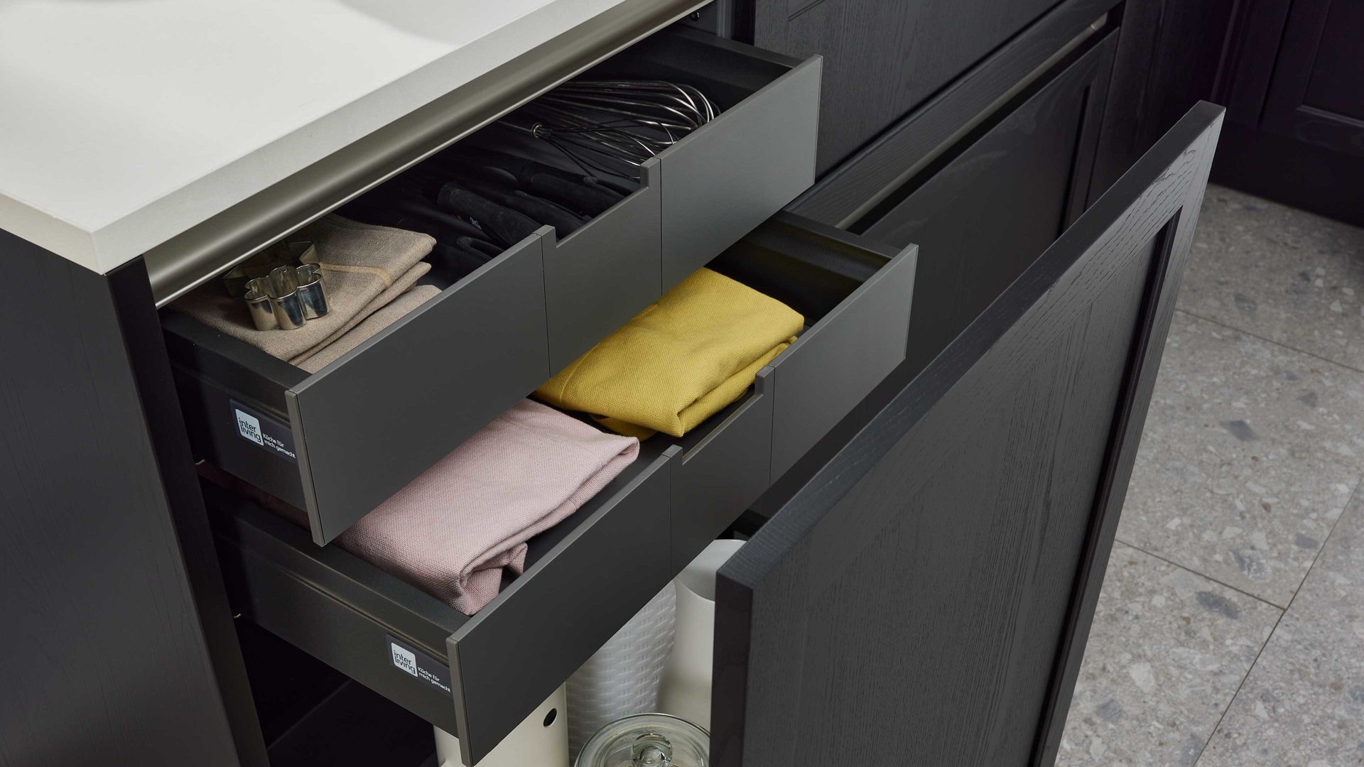 Einbauküche Interliving aus Holz in Schwarz Interliving Küche Serie 3067 mit AEG Einbaugeräten schwarze Esche – zweizeilig