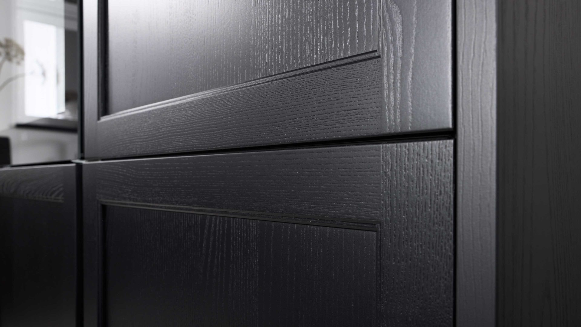 Einbauküche Interliving aus Holz in Schwarz Interliving Küche Serie 3067 mit AEG Einbaugeräten schwarze Esche – zweizeilig