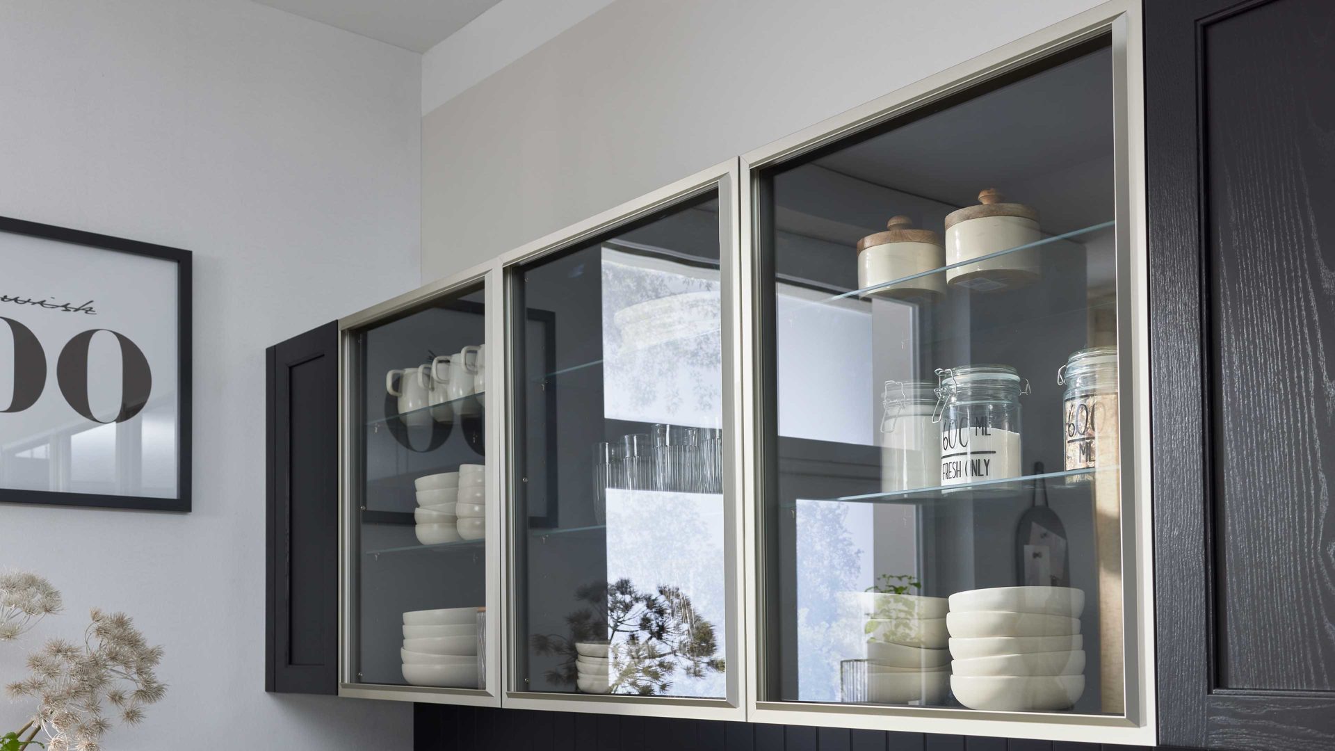 Einbauküche Interliving aus Holz in Schwarz Interliving Küche Serie 3067 mit AEG Einbaugeräten schwarze Esche – zweizeilig