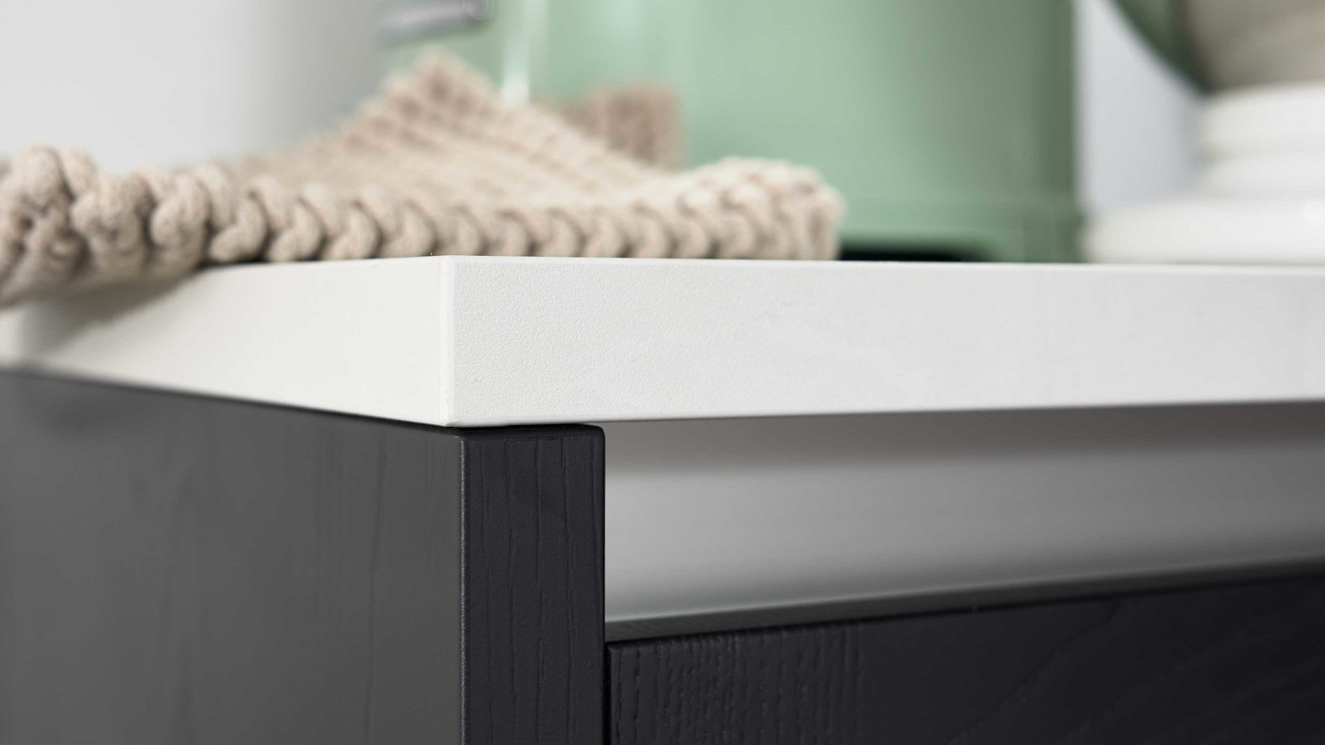 Einbauküche Interliving aus Holz in Schwarz Interliving Küche Serie 3067 mit AEG Einbaugeräten schwarze Esche – zweizeilig