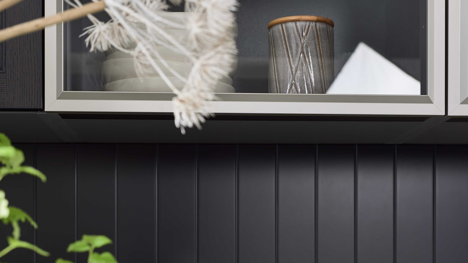 Einbauküche Interliving aus Holz in Schwarz Interliving Küche Serie 3067 mit AEG Einbaugeräten schwarze Esche – zweizeilig