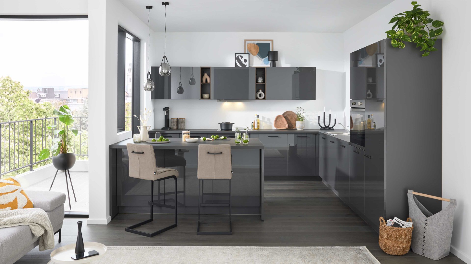 Einbauküche Interliving aus Holz in Dunkelgrau Interliving Küche Serie 3115 mit privileg-Einbaugeräten Graphit Hochglanz – Stellfläche ca. 360 x 365 cm