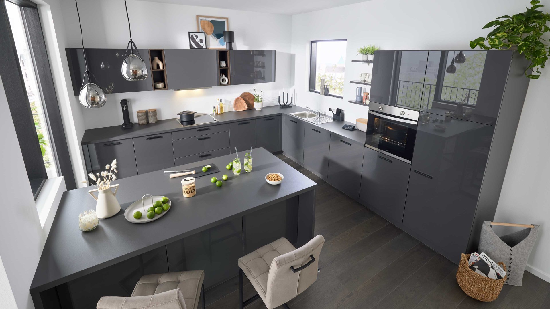 Einbauküche Interliving aus Holz in Dunkelgrau Interliving Küche Serie 3115 mit privileg-Einbaugeräten Graphit Hochglanz – Stellfläche ca. 360 x 365 cm