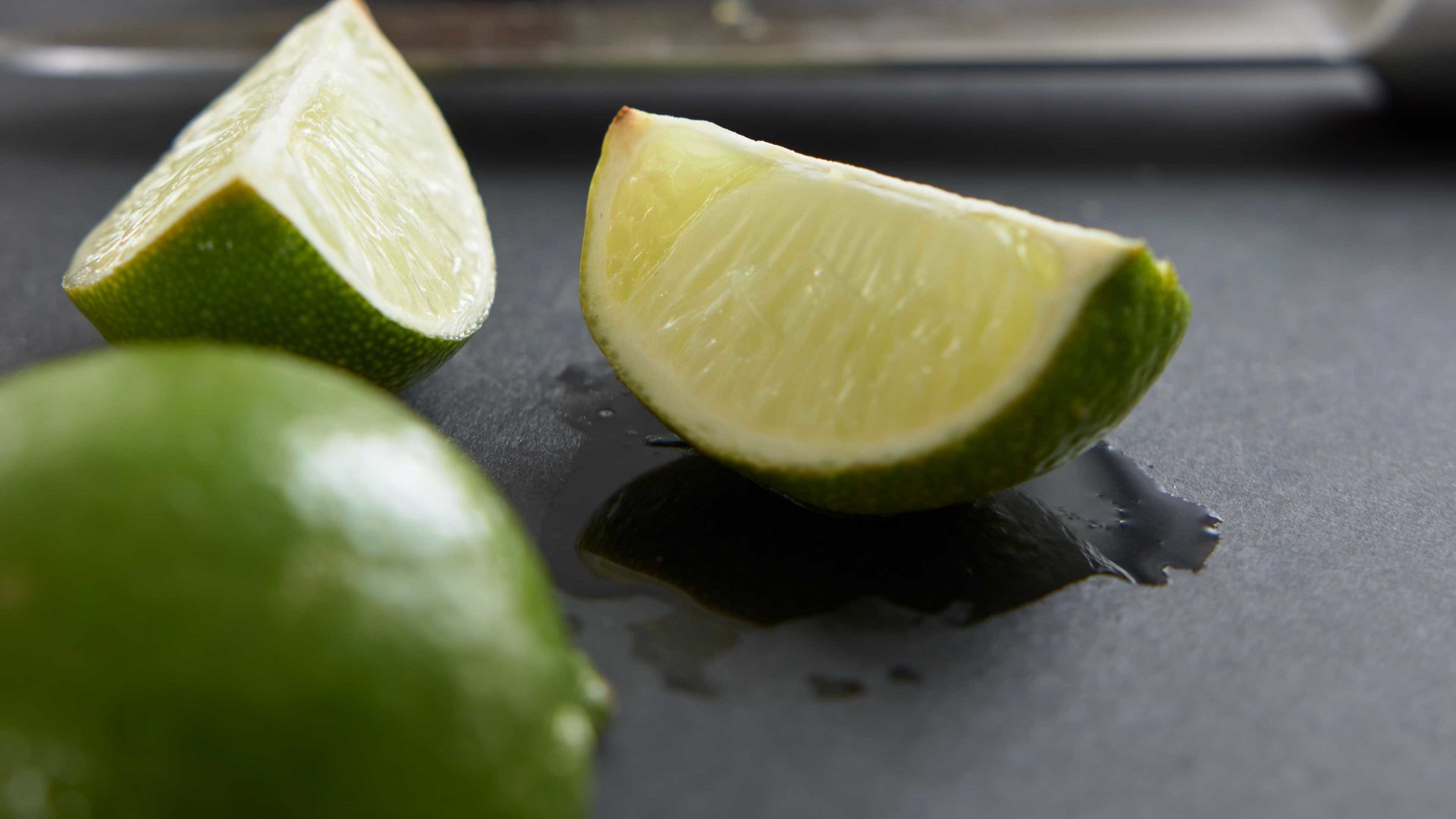 Einbauküche Interliving aus Holz in Dunkelgrau Interliving Küche Serie 3115 mit privileg-Einbaugeräten Graphit Hochglanz – Stellfläche ca. 360 x 365 cm