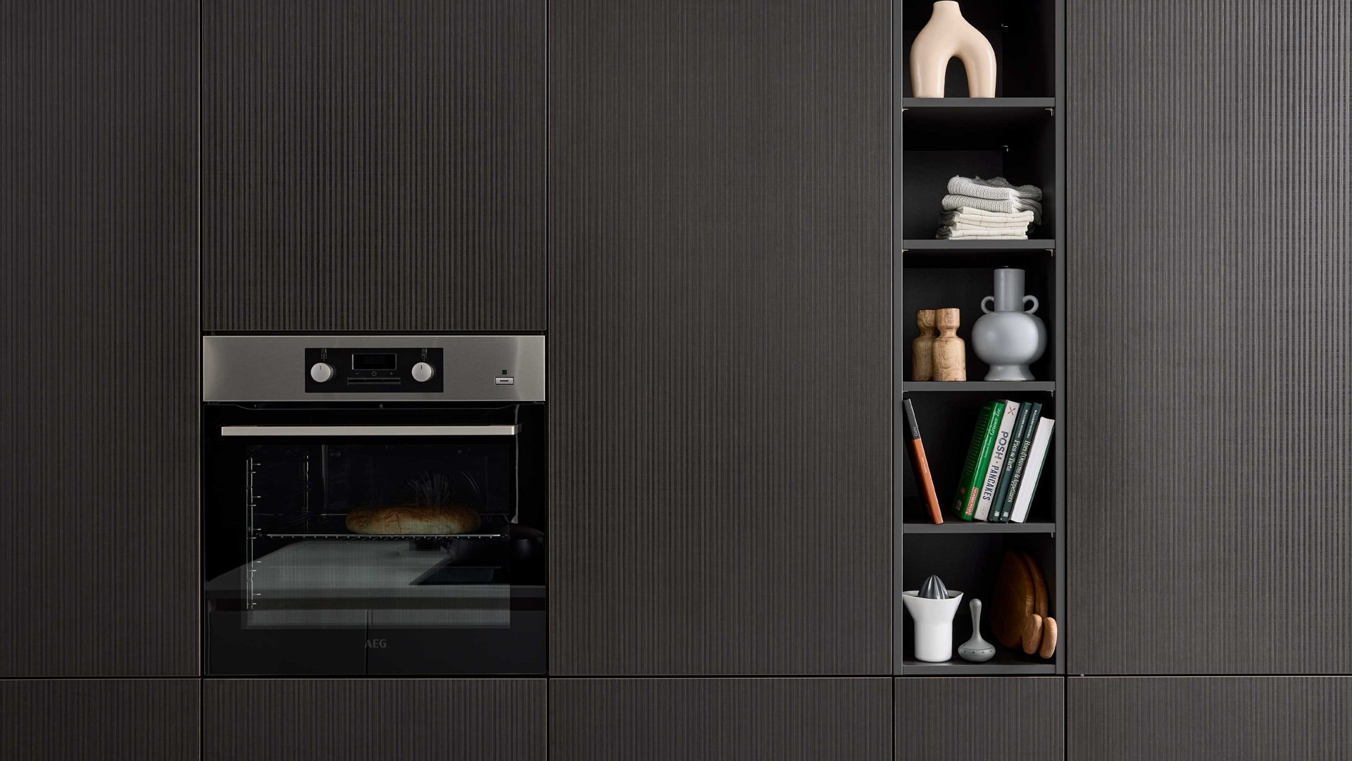 Einbauküche Interliving aus Holz in Dunkelbraun Interliving Küche Serie 3069 mit AEG-Einbaugeräten Stripe Wood Coffee & Hochglanz Weiß – zweizeilig