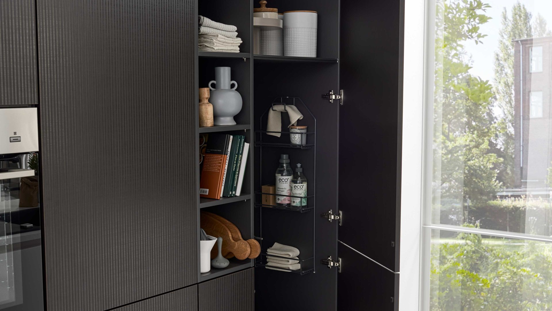 Einbauküche Interliving aus Holz in Dunkelbraun Interliving Küche Serie 3069 mit AEG-Einbaugeräten Stripe Wood Coffee & Hochglanz Weiß – zweizeilig