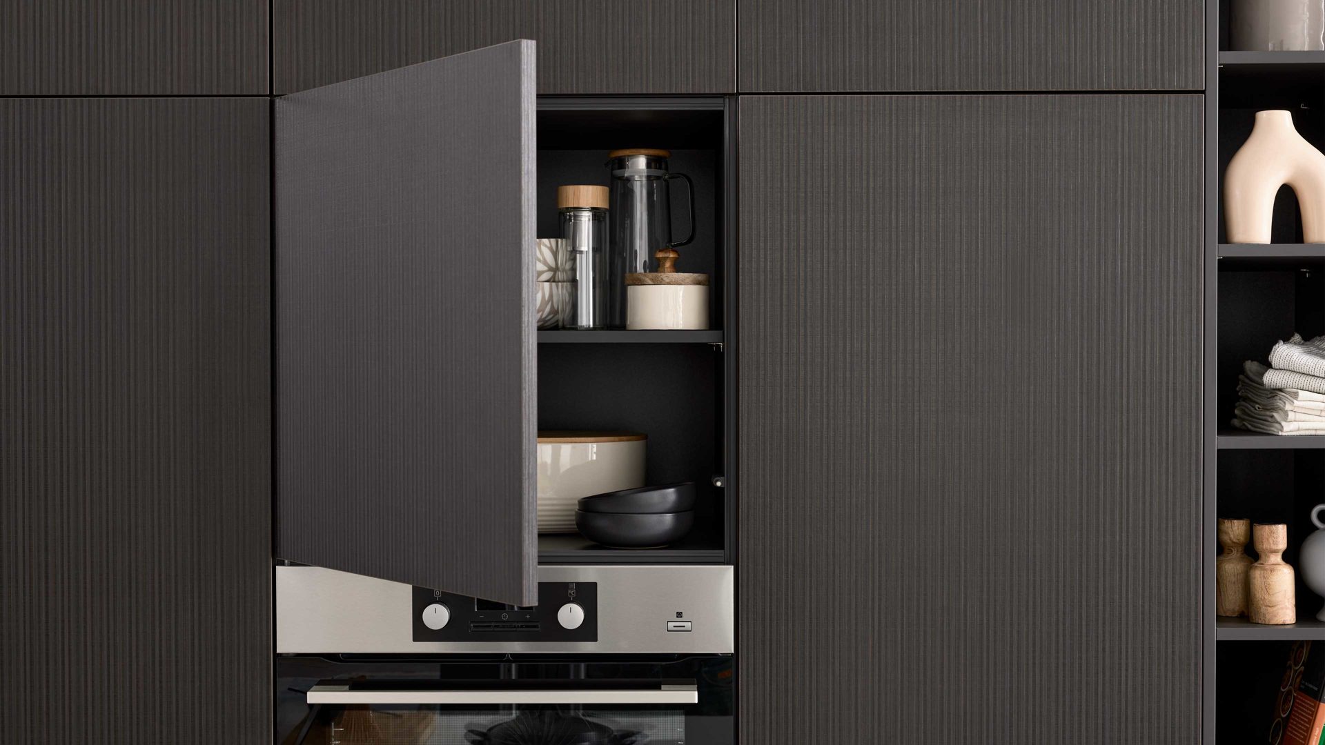 Einbauküche Interliving aus Holz in Dunkelbraun Interliving Küche Serie 3069 mit AEG-Einbaugeräten Stripe Wood Coffee & Hochglanz Weiß – zweizeilig