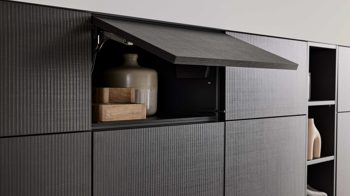 Einbauküche Interliving aus Holz in Dunkelbraun Interliving Küche Serie 3069 mit AEG-Einbaugeräten Stripe Wood Coffee & Hochglanz Weiß – zweizeilig