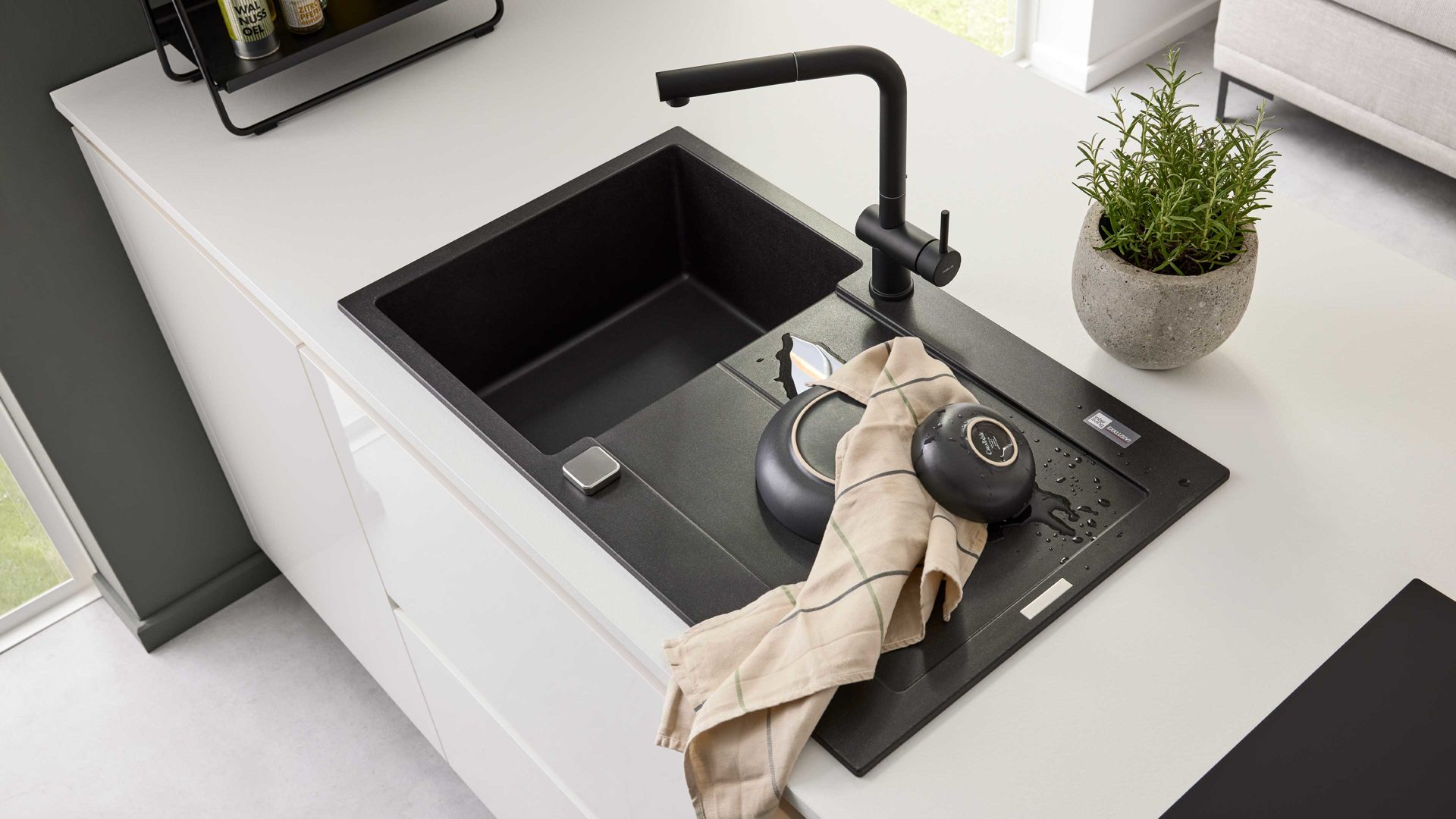 Einbauküche Interliving aus Holz in Dunkelbraun Interliving Küche Serie 3069 mit AEG-Einbaugeräten Stripe Wood Coffee & Hochglanz Weiß – zweizeilig