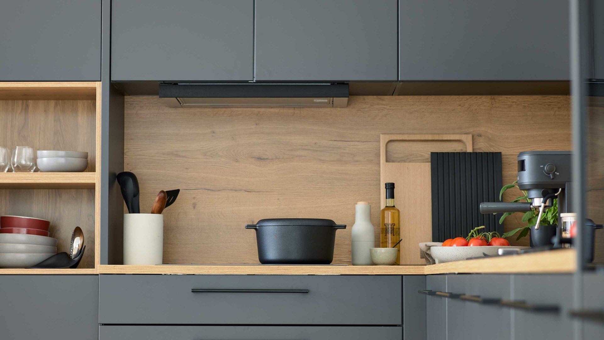 Einbauküche Interliving aus Holz in Dunkelgrau Interliving Küche Serie 3070 mit SIEMENS-Einbaugeräten Graphit & Eiche Ventura - zweizeilig