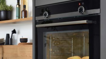 Einbauküche Interliving aus Holz in Dunkelgrau Interliving Küche Serie 3070 mit SIEMENS-Einbaugeräten Graphit & Eiche Ventura - zweizeilig