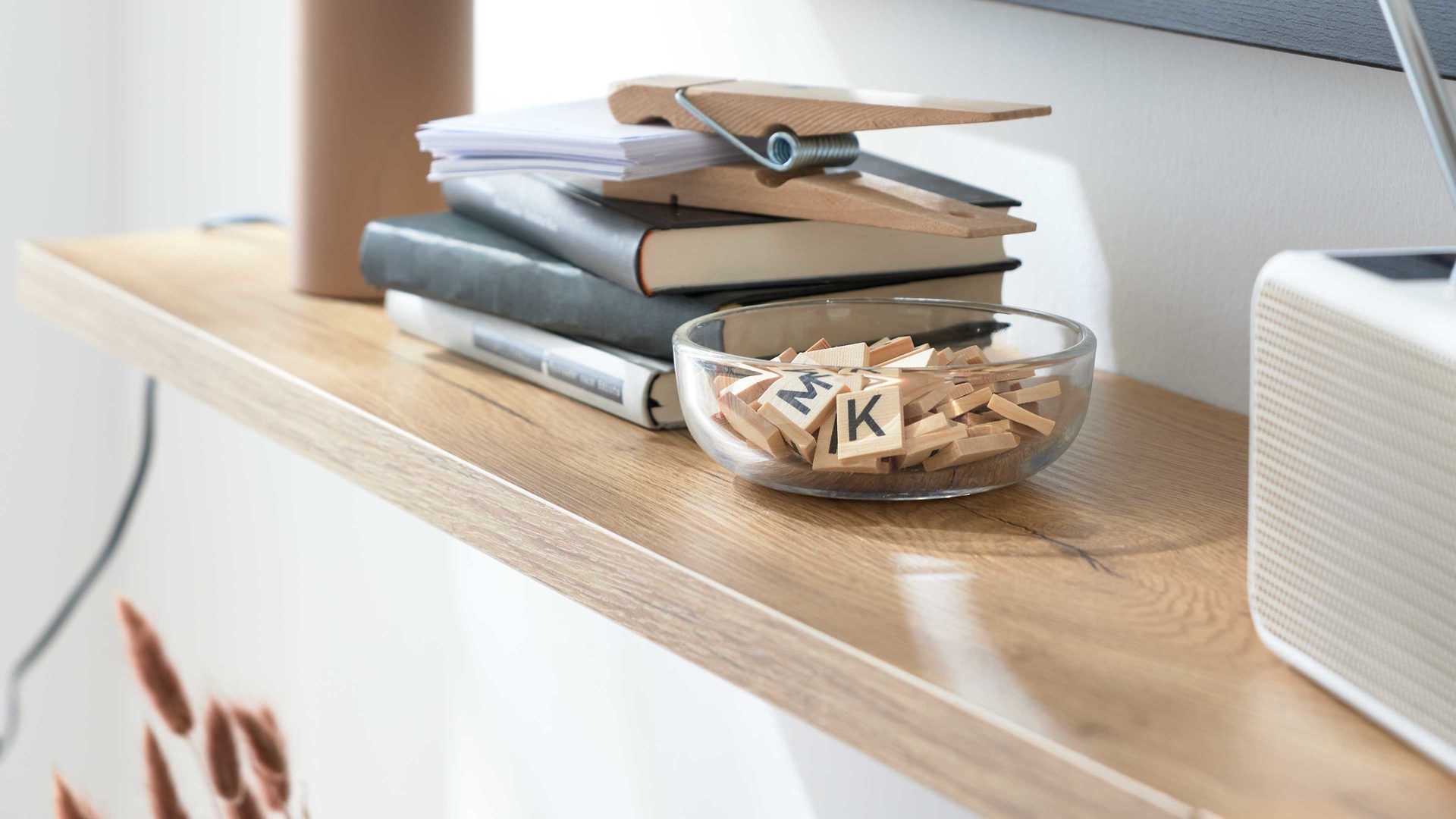 Einbauküche Interliving aus Holz in Dunkelgrau Interliving Küche Serie 3070 mit SIEMENS-Einbaugeräten Graphit & Eiche Ventura - zweizeilig