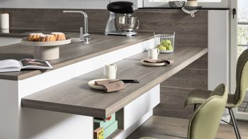 Einbauküche Interliving aus Holz in Weiß Interliving Küche Serie 3071 mit Constructa-Einbaugeräten Arcticweiß & Avocado - zweizeilig