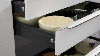 Einbauküche Interliving aus Holz in Weiß Interliving Küche Serie 3071 mit Constructa-Einbaugeräten Arcticweiß & Avocado - zweizeilig