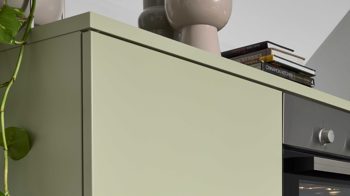 Einbauküche Interliving aus Holz in Weiß Interliving Küche Serie 3071 mit Constructa-Einbaugeräten Arcticweiß & Avocado - zweizeilig