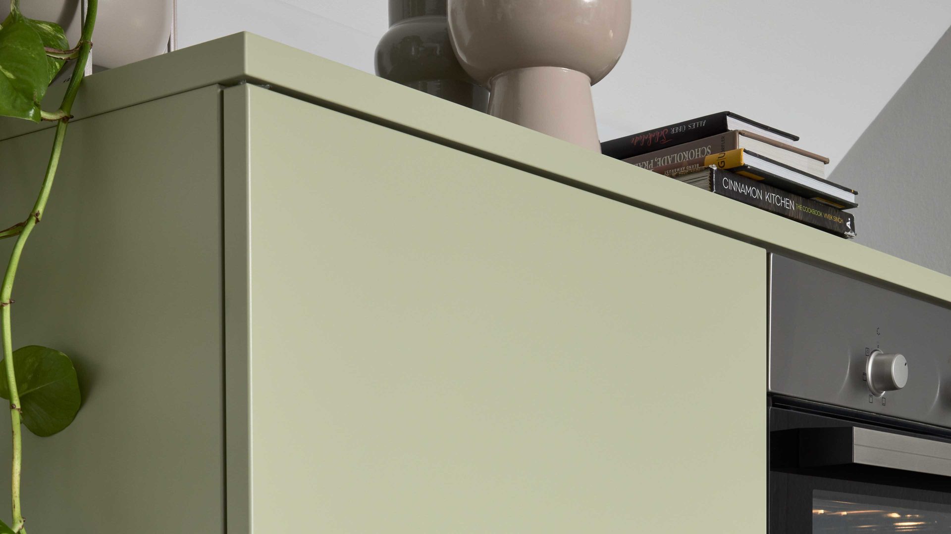 Einbauküche Interliving aus Holz in Weiß Interliving Küche Serie 3071 mit Constructa-Einbaugeräten Arcticweiß & Avocado - zweizeilig