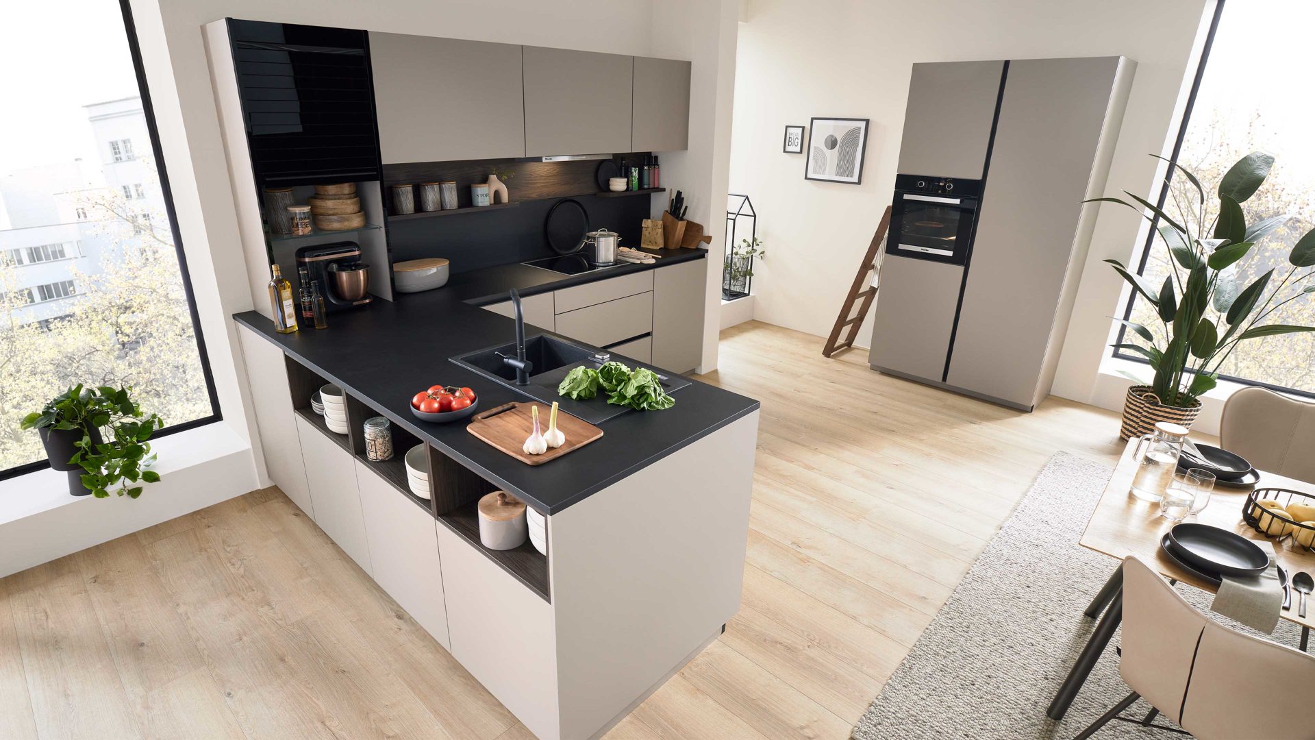 Einbauküche Interliving aus Holz in Beige Interliving Küche Serie 3072 mit Miele-Einbaugeräten Lava & Nussbaum Kuba - zweizeilig