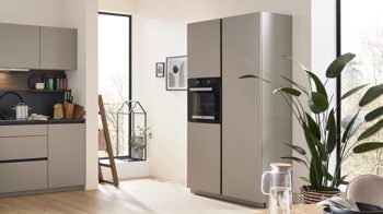 Einbauküche Interliving aus Holz in Beige Interliving Küche Serie 3072 mit Miele-Einbaugeräten Lava & Nussbaum Kuba - zweizeilig