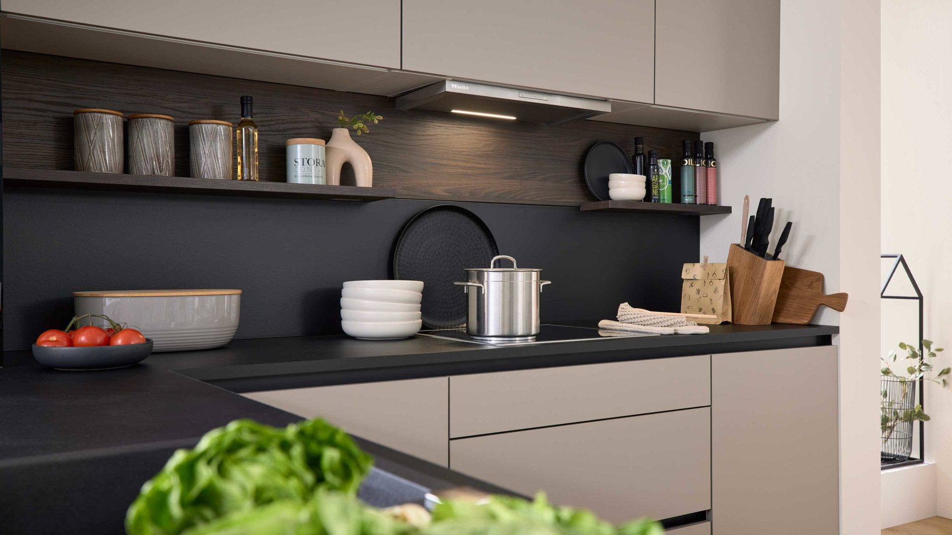 Einbauküche Interliving aus Holz in Beige Interliving Küche Serie 3072 mit Miele-Einbaugeräten Lava & Nussbaum Kuba - zweizeilig