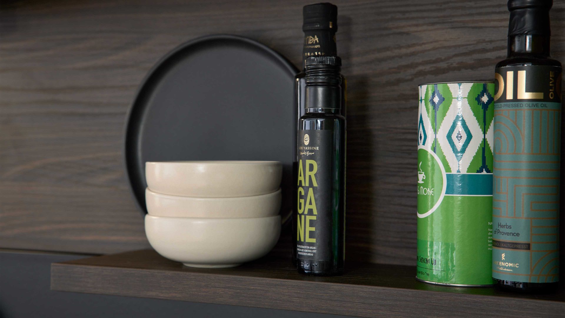 Einbauküche Interliving aus Holz in Beige Interliving Küche Serie 3072 mit Miele-Einbaugeräten Lava & Nussbaum Kuba - zweizeilig