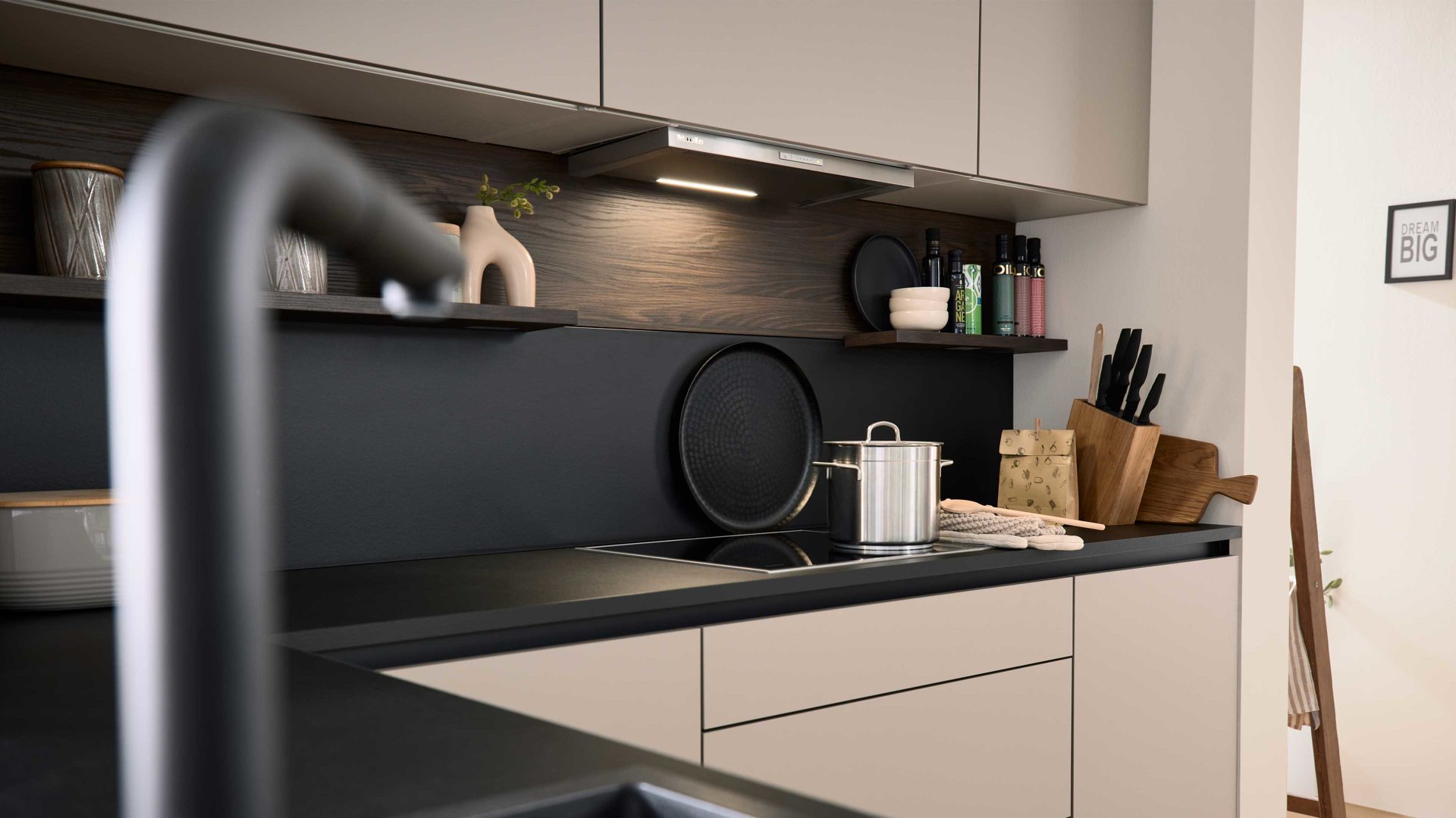 Einbauküche Interliving aus Holz in Beige Interliving Küche Serie 3072 mit Miele-Einbaugeräten Lava & Nussbaum Kuba - zweizeilig